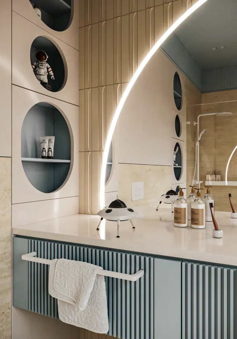 Детская ванная с овальными нишами в панелях и рифлёной тумбой серо-голубого цвета